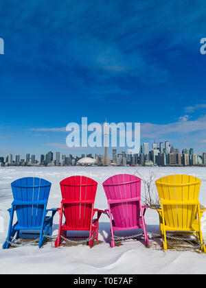 Blick auf die Skyline von Toronto gesehen Form Toronto Islands mit bunten Stühlen Stockfoto