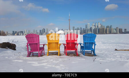 Blick auf die Skyline von Toronto gesehen Form Toronto Islands mit bunten Stühlen Stockfoto