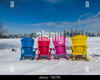Blick auf die Skyline von Toronto gesehen Form Toronto Islands mit bunten Stühlen Stockfoto