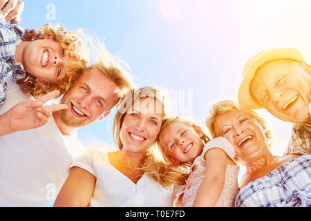 Glücklich lachend Familie mit Kindern und Großeltern gemeinsam im Sommer Stockfoto