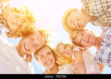 Erweiterte Familie mit Großeltern und Enkel Lachen in der Sonne zusammen Stockfoto