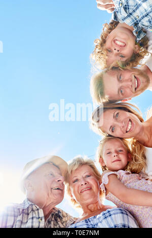 Glückliche Familie oder Großfamilie mit den Großeltern und Kinder Stockfoto