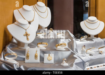 Schmuck Diamant Ringe und Halsketten in luxury Retail Store Fenster Anzeige Showcase Stockfoto