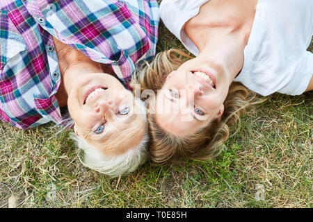 Gerne ältere Frau ist gemeinsam mit ihrer erwachsenen Tochter Stockfoto