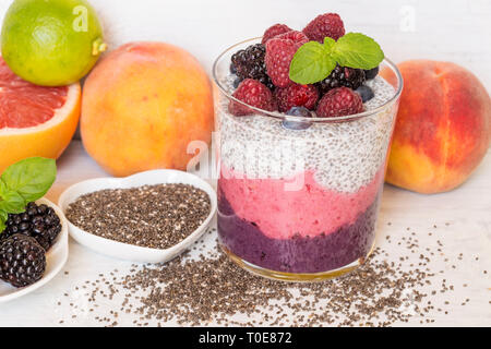 Chia und Berry Smoothie in einem Glas Stockfoto