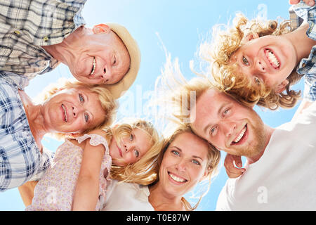 Glückliche Familie als Gemeinschaft mit Kindern und Großeltern. Stockfoto