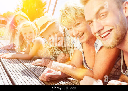 Erweiterte Familie mit Kindern und Großeltern gemeinsam im Sommerurlaub Stockfoto