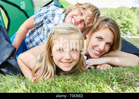 Geschwister Kinder zusammen mit ihrer Mutter vor dem Zelt im Sommer Ferien Stockfoto