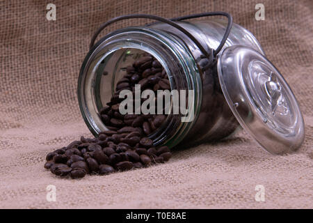 Antikes Glas mit Kaffeebohnen auslaufen Stockfoto