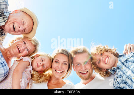 Lachen erweiterte Familie im Sommer mit Großeltern und zwei Kindern Stockfoto