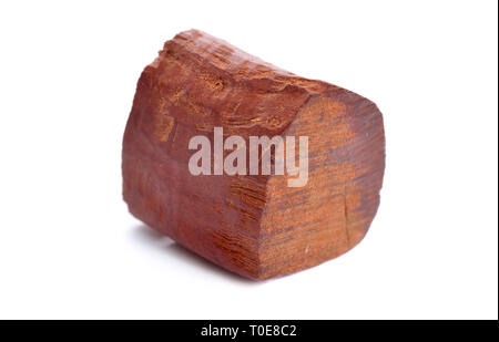 Chandan oder rotes Sandelholz Stück isoliert auf weißem baclground. Stockfoto