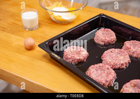 Rohe frische Schnitzel in Form einer Blume oder Backblech. Der Prozess des Kochens Fleischbällchen Stockfoto