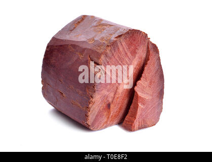 Chandan oder rotes Sandelholz Stück isoliert auf weißem baclground. Stockfoto