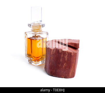 Chandan oder rotes Sandelholz Stück isoliert auf weißem baclground. Mit ätherischen Ölen. Stockfoto