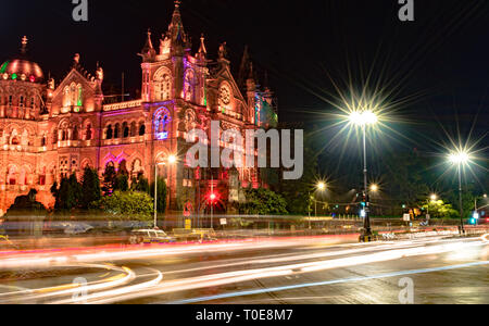 Schöne Victoria Terminus aka Chhatrapati Shivaji Maharaj Terminus während der späten Nacht, mit leichten Spuren der sich schnell bewegenden Verkehrs- und Straßenbeleuchtung Stockfoto