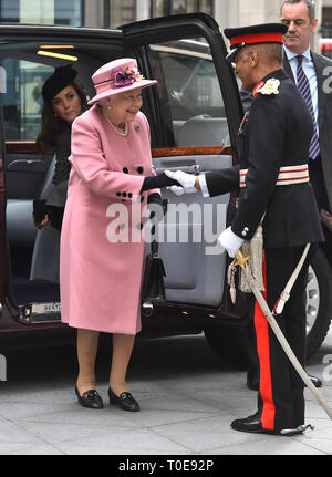 Die Lord-Lieutenant von Greater London, Sir Kenneth Olisa, grüßt Queen Elizabeth II und die Herzogin von Cambridge, wie sie für einen Besuch des King's College London, wo sie Bush House, die neuesten Bildung und Lernen Einrichtungen am Strand Campus eröffnet. Stockfoto