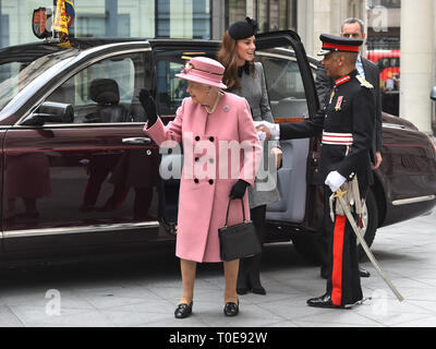 Die Lord-Lieutenant von Greater London, Sir Kenneth Olisa, grüßt Queen Elizabeth II und die Herzogin von Cambridge, wie sie für einen Besuch des King's College London, wo sie Bush House, die neuesten Bildung und Lernen Einrichtungen am Strand Campus ankommen. Stockfoto