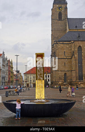 Ein Kind, das von den goldenen Brunnen im Hauptplatz Namesti Republiky in Plzen, Tschechische Republik Stockfoto