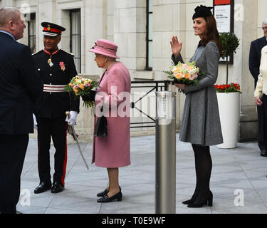 Königin Elizabeth II. und die Herzogin von Cambridge, lassen Sie nach einem Besuch in King's College London, wo sie Bush House, die neuesten Bildung und Lernen Einrichtungen am Strand Campus eröffnet. Stockfoto