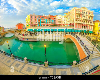 Weitwinkelansicht zwei Brücke in Venedig Qanat Quartier in der Pearl-Qatar, Persischer Golf, Naher Osten. Luftaufnahme malerischen und luxuriös Stockfoto