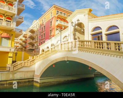 Venezianische Brücke auf die Kanäle der malerischen Viertel von Doha, Katar. Venedig bei Qanat Quartier in der Pearl-Qatar, Persischer Golf, Naher Osten. Berühmte Stockfoto