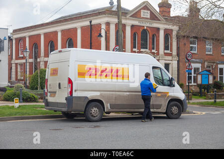 DHL-Lieferwagen und der Fahrer, Tenterden, Kent, Großbritannien Stockfoto