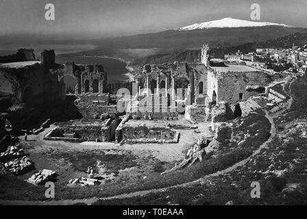 Italien, Sizilien, Taormina, das antike Theater von Taormina, Gärten und den Ätna, 1940 Stockfoto
