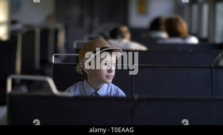 Happy Boy fährt ein Zug schauen aus dem Fenster und träumte davon etwas Stockfoto