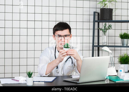 Wissenschaftler führt Experimente mit einer grünen Anlage Stockfoto