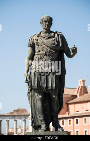 Rom. Italien. Statue von Julius Cäsar (100-44 v. Chr.), auf die Via dei Fori Imperiali. Stockfoto