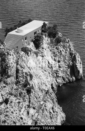 Italien, Kampanien, Insel Capri, mit Blick auf die Villa von Curzio Malaparte auf Punta Massullo, 1968 Stockfoto