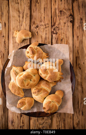 Backen in der Form von Vögeln auf einer Platte Stockfoto