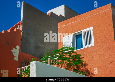 Altes Haus in der kleinen Stadt am Meer auf den Kanarischen Inseln Stockfoto