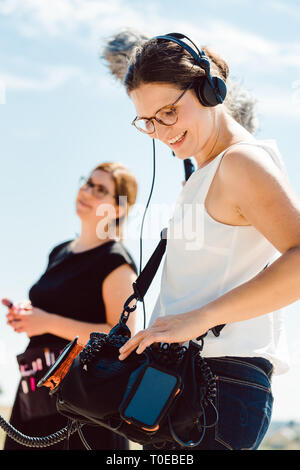 Tontechniker mit Mikrofon auf einem Video der Produktion Stockfoto