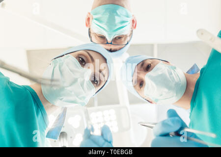 Ärzte in Betrieb Theater am Patienten suchen Stockfoto