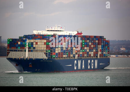 CMA CGM, Vasco de Garma, Schiff, den Solent, Position, Southampton, Container Terminal, Cowes, Isle of Wight, Hampshire, England, UK, Abfahrt Stockfoto