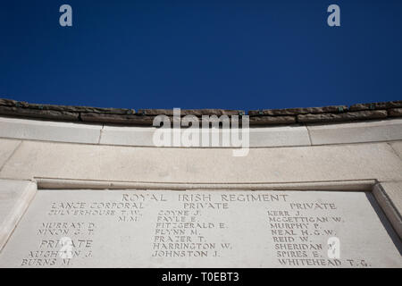 Die Namen der Soldaten der Alliierten Streitkräfte, die in der Somme gestorben, der keine bekannten Grab haben, in Kalkstein am Tyne Cot Friedhof in Belgien eingeschrieben. Stockfoto