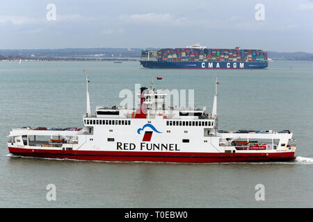 CMA CGM, Vasco de Garma, Schiff, den Solent, Red Funnel, Autofähre, Southampton, Container Terminal, Cowes, Isle of Wight, Hampshire, England, UK, Abfahrt Stockfoto