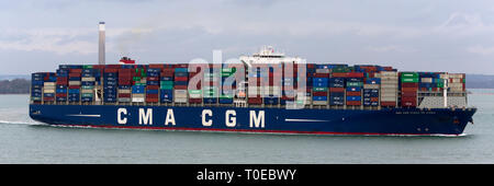 CMA CGM, Vasco de Garma, Schiff, den Solent, Position, Southampton, Container Terminal, Cowes, Isle of Wight, Hampshire, England, UK, Abfahrt Stockfoto