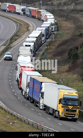 Lastkraftwagen Warteschlange auf der A 20 im Hafen von Dover, Kent einzugeben, die französischen Zollbeamten ihre Arbeit fortsetzen - - Arbeitskampf über Zahlen zu protestieren und die Wirkung Brexit auf Cross-Channel Fahrgäste zeigen Regel. Stockfoto