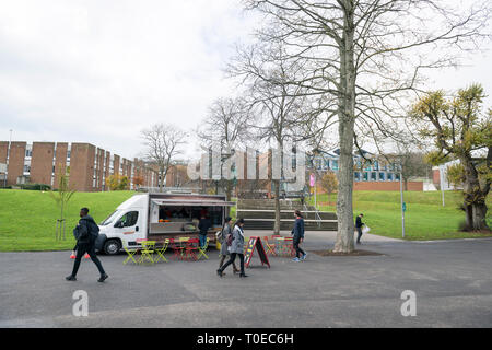 Fotos der außerhalb der öffentlichen Bereiche und Gebäude an der Universität von Sussex in Brighton Stockfoto