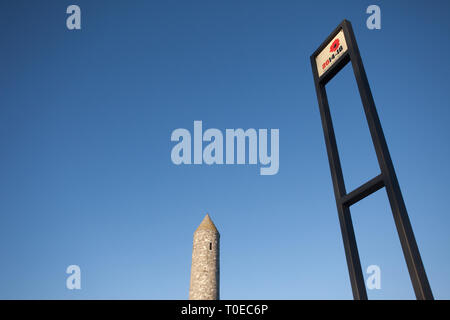Der Eingang unterzeichnen und an der Oberseite der 110 Fuß Irischen runden Turm an der Irischen Peace Park in Capelongue, in der Nähe von Ypern in Belgien Stockfoto