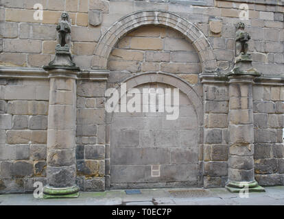 Ein Zugemauert alte Tür in einem mittelalterlichen Gebäude, Spalte und gargoyle Detail Stockfoto