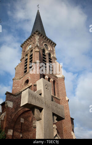 Kirche und Kreuz in das Dorf Guillemont zum Gedenken an den 16. Irische Division, die in der Gegend während des Ersten Weltkrieges kämpfte Stockfoto