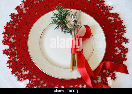Weihnachten Tisch Einstellung mit Besteck, Zweig der Weihnachtsbaum und red ribbon Rot, Wolle und weißen Hintergrund. Neues Jahr Speisen zum Mittag- und Abendessen. Ansicht von oben, oben, horizontal Stockfoto