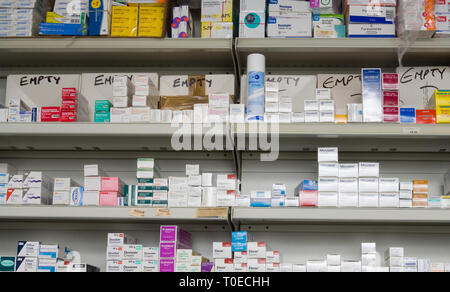 Verschiedene Medikamente und Drogen auf Apotheke Regale in einer Apotheke. Stockfoto