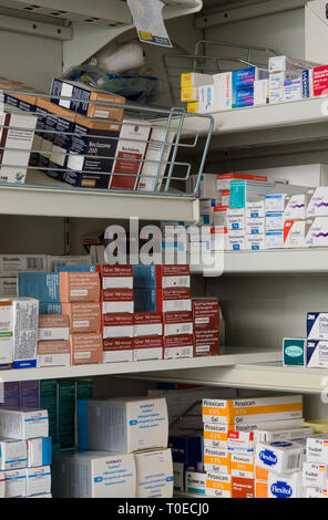 Verschiedene Medikamente und Drogen auf Apotheke Regale in einer Apotheke. Stockfoto