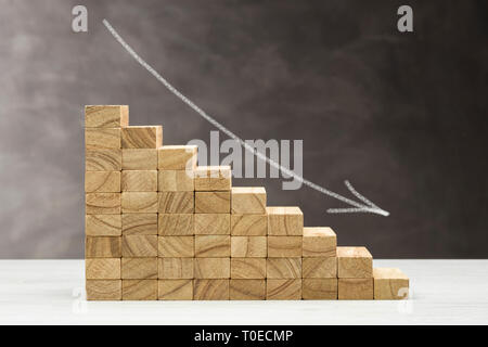 Konzept der verringern. Grafik mit Holzstufen auf grauem Hintergrund. Stockfoto