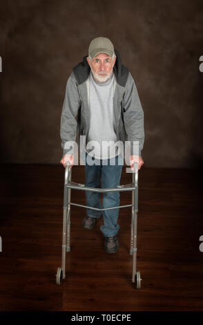 Vertikale Schuß aus einer bestimmten alten Mann mit einem Walker. Stockfoto