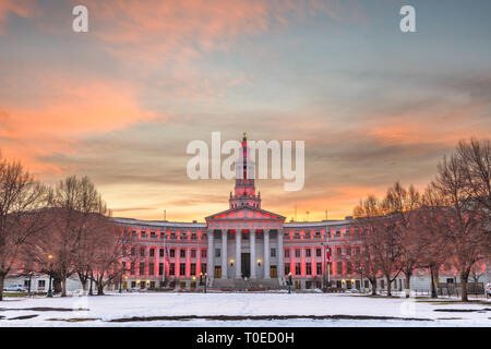 Denver, Colorado, USA Stadt und Grafschaft Gebäude in der Dämmerung im Winter. Stockfoto